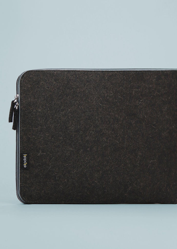 detail of a real wool laptop sleeve from the WOOLI collection from the brand eKodoKi, used as mobile banner