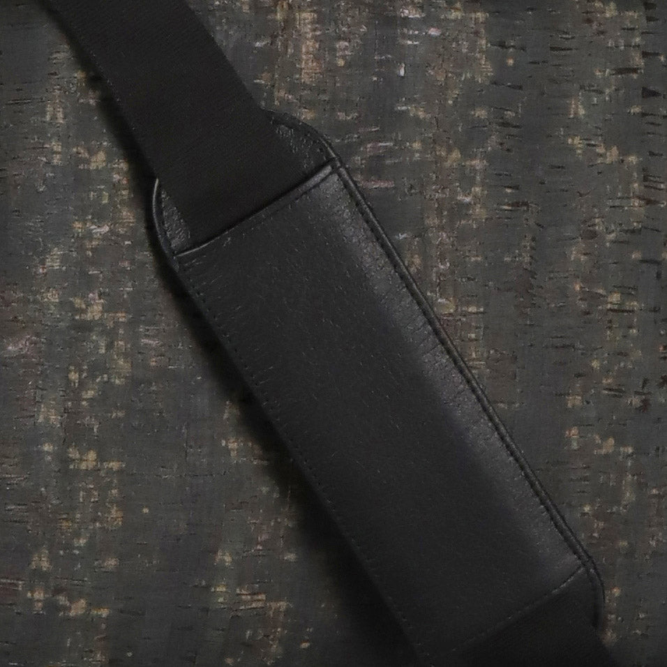 close-up detail of the strap shoulder pad, made of hanji fabric, of the KWORK briefcases from the brand eKodoKi