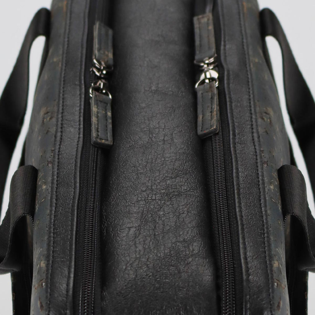 close-up detail of the double zipper-puller from the KWORK briefcases from the brand eKodoKi