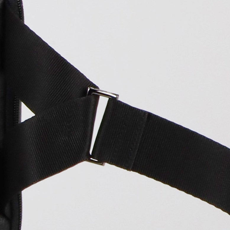 detail of the upper part of the strap, featuring a stainless steel D-ring, on the KWORK sling bag from the brand eKodoKi