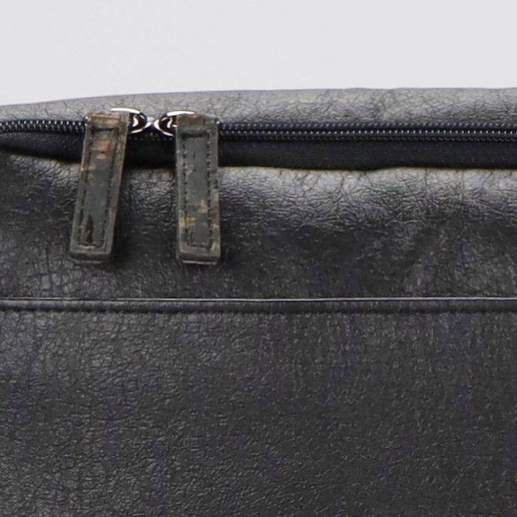 close-up detail of the double zipper-puller from the KWORK sling bag from the brand eKodoKi