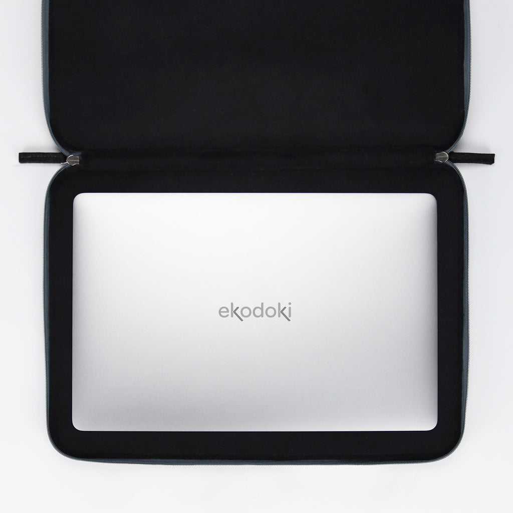 anthracite wool felt laptop sleeve 17 inch fully opened flatlay eKodoKi WOOLI