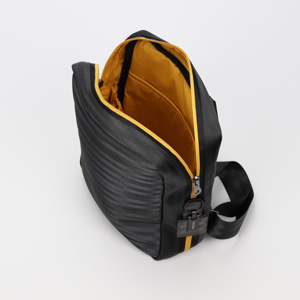 black seatbelt backpack M inner laptop divider eKodoKi RE-BELT