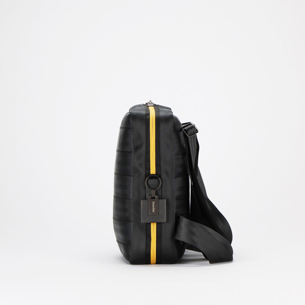 black seatbelt backpack M right side with branded keyring eKodoKi RE-BELT