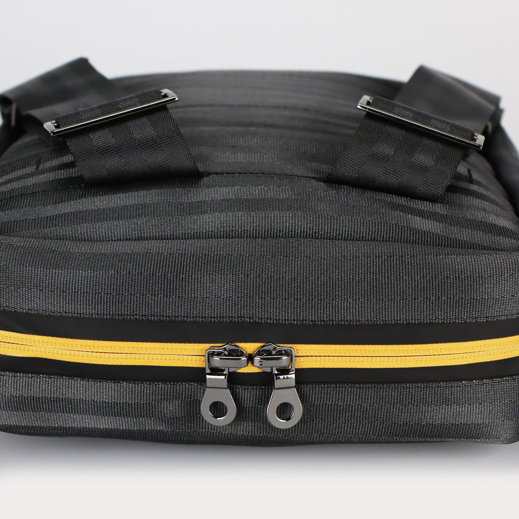 black seatbelt backpack M zipper detail eKodoKi RE-BELT