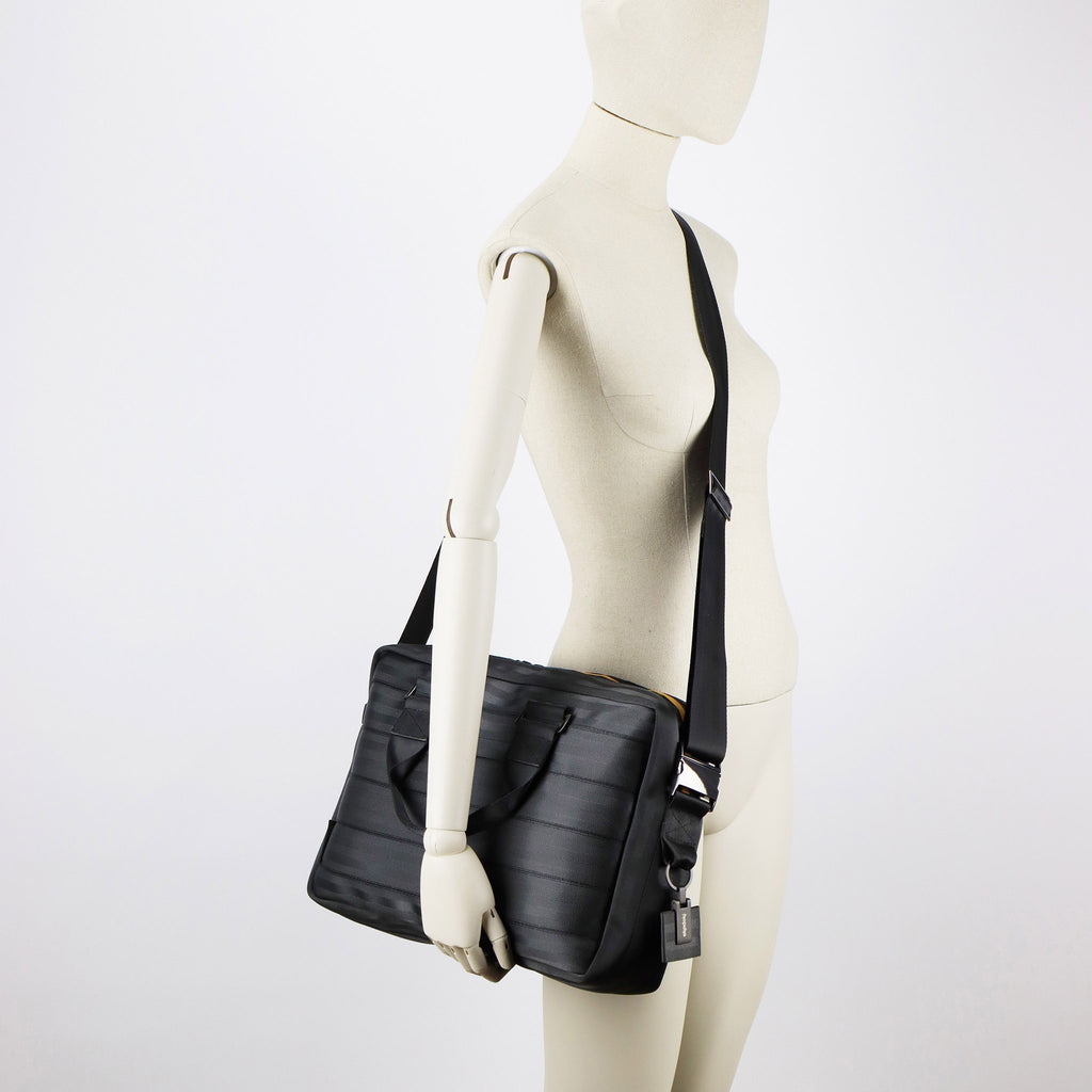 black seatbelt briefcase M on female mannequin shoulder eKodoKi RE-BELT