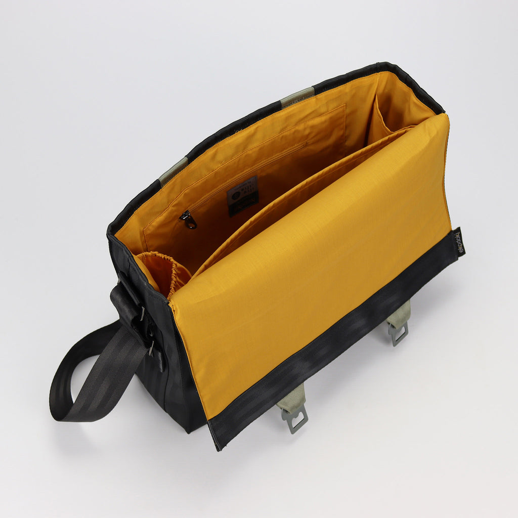 black seatbelt messenger bag L inside back eKodoKi RE-BELT