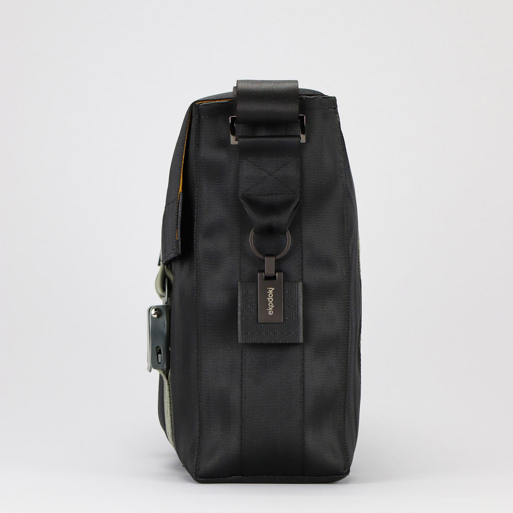 black seatbelt messenger bag L right side with branded keyring eKodoKi RE-BELT