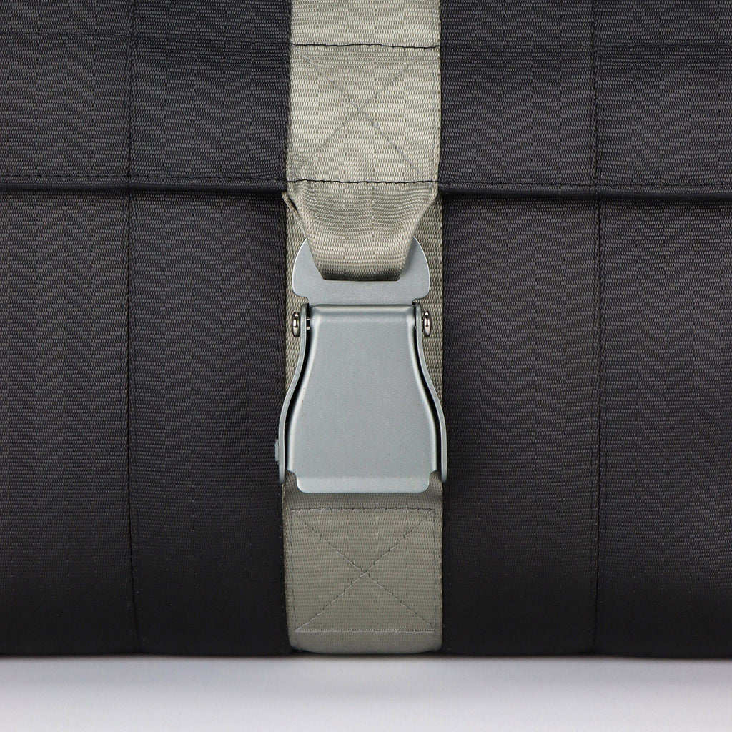 black seatbelt messenger bag M light grey buckle close up in eKodoKi RE-BELT