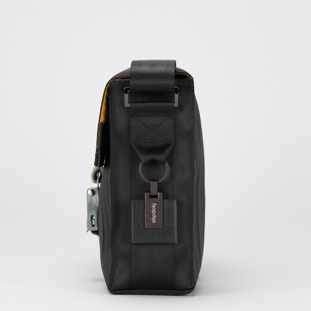 black seatbelt messenger bag M right side with branded keyring eKodoKi RE-BELT