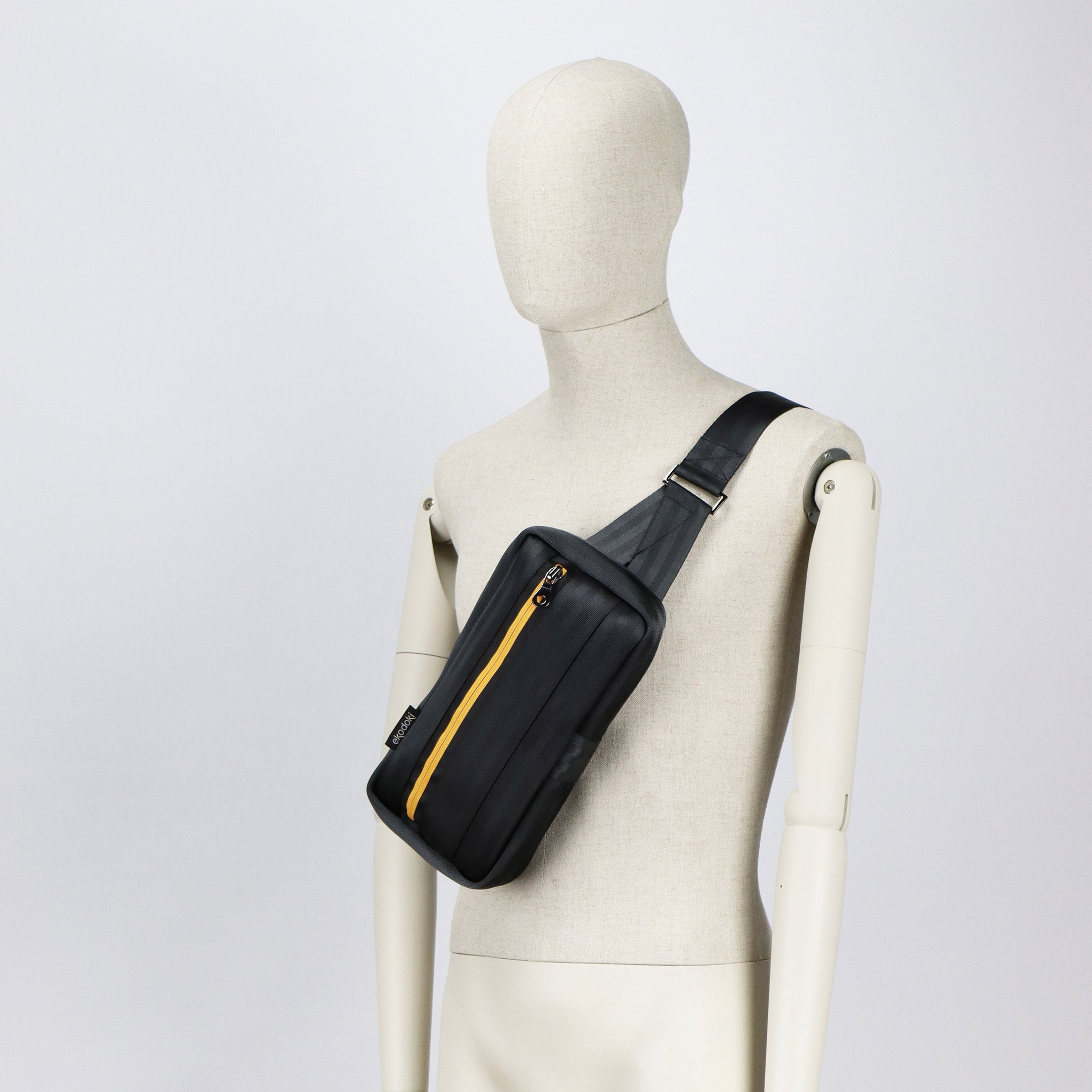 【EEUN】Sling Belt Bag black-seatbelt-sling-bag-M-on-