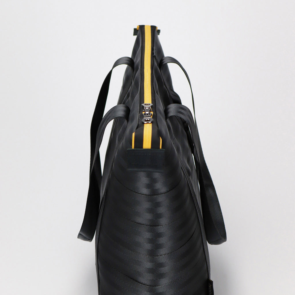 black seatbelt tote bag L side eKodoKi RE-BELT