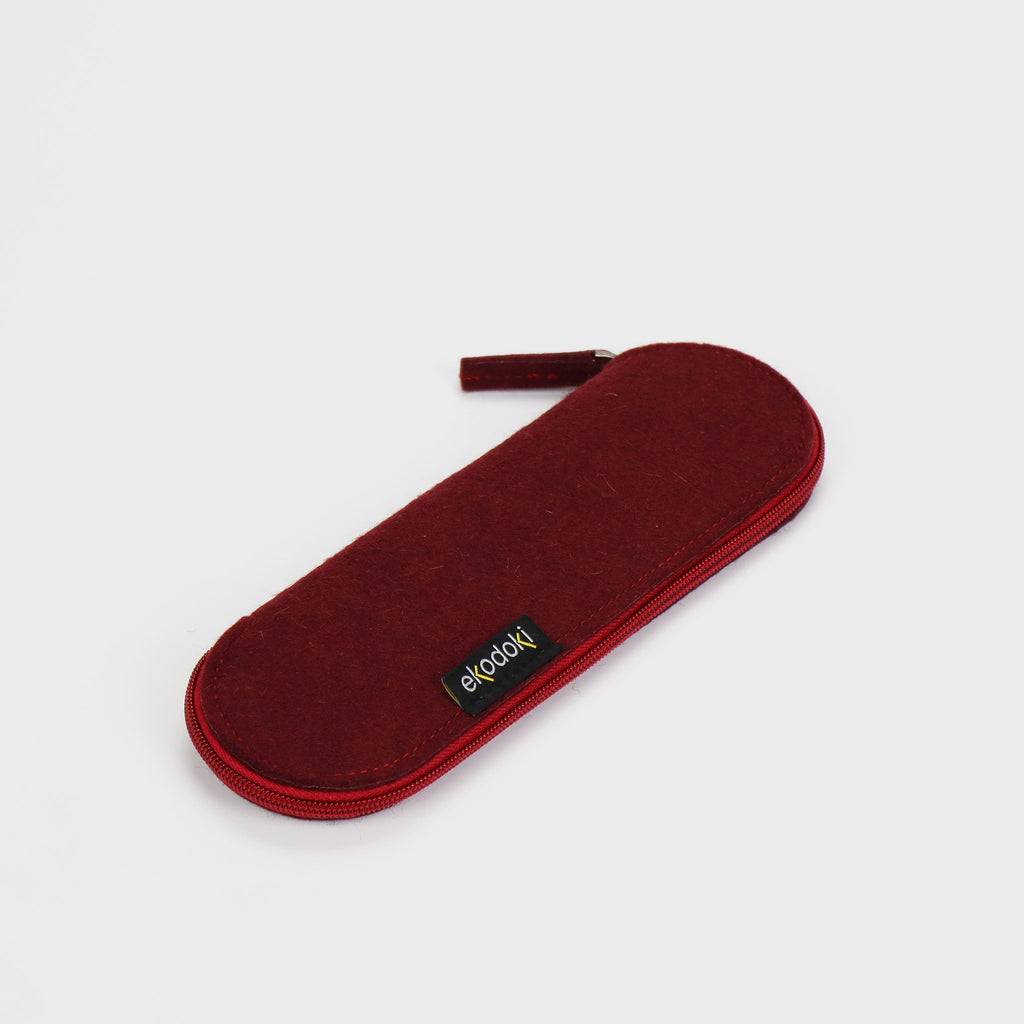 dark red wool felt cutlery case closed with all round zipper closure laying eKodoKi WOOLI