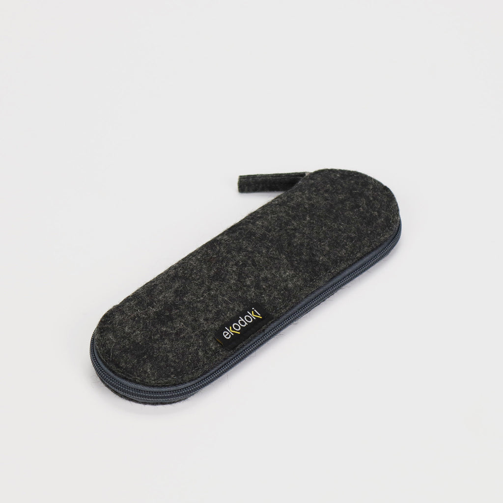 grey wool felt cutlery case closed with all round zipper closure laying eKodoKi WOOLI