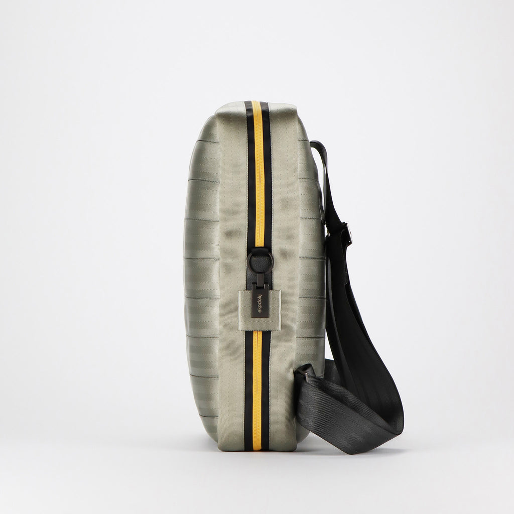 sand seatbelt backpack L right side with branded keyring eKodoKi RE-BELT