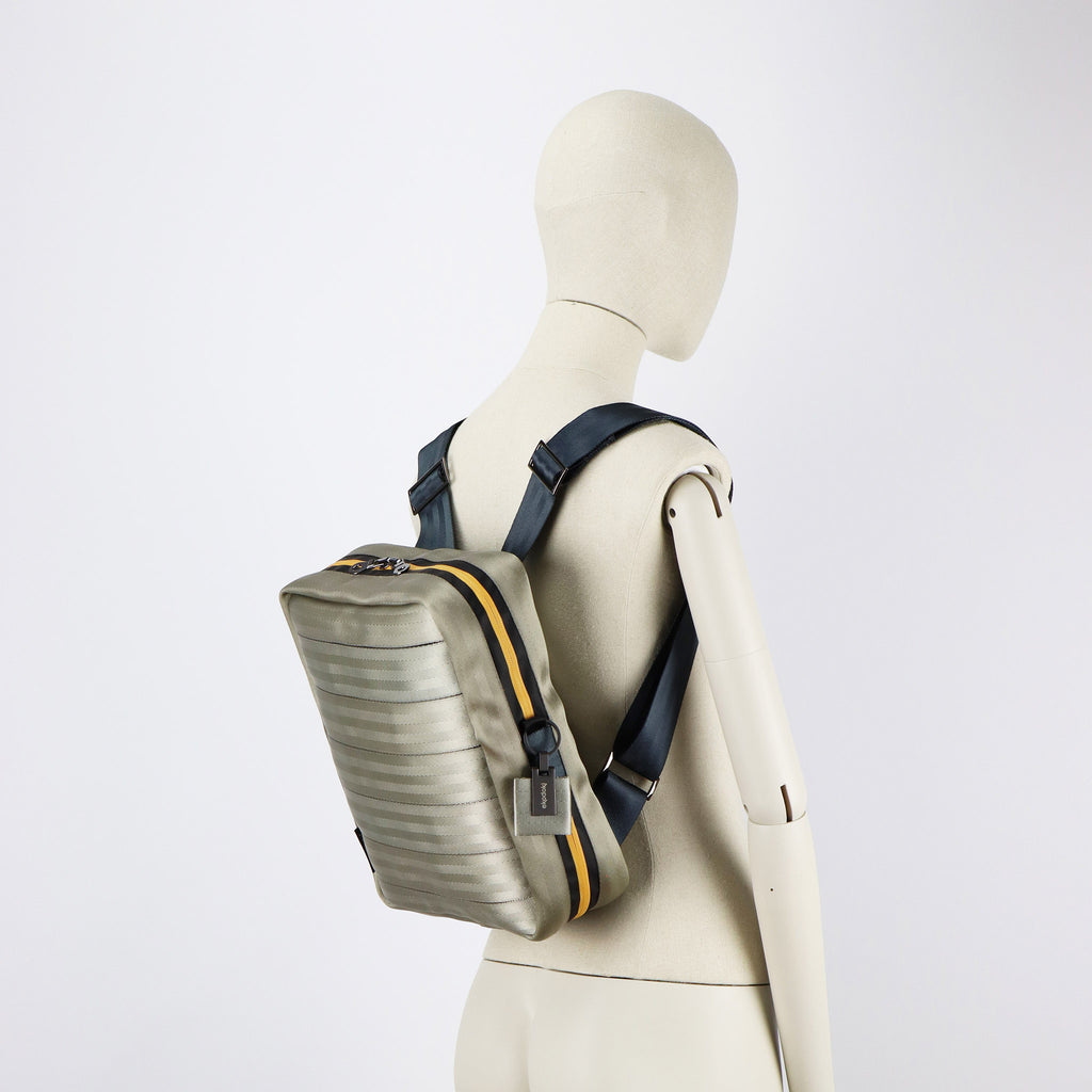 sand seatbelt backpack M on female mannequin shoulders eKodoKi RE-BELT