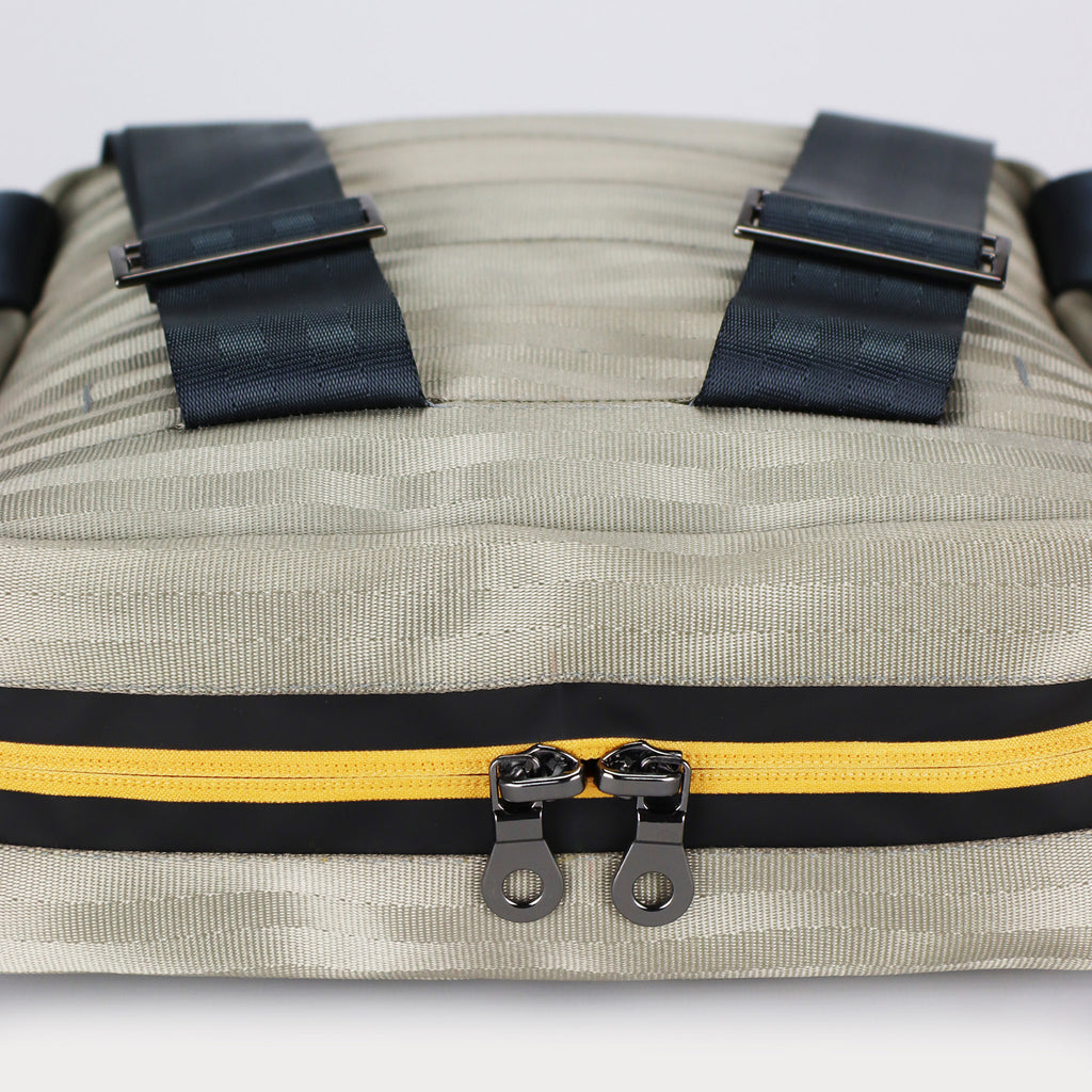 sand seatbelt backpack M zipper detail eKodoKi RE-BELT