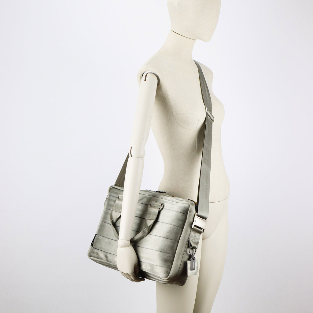 sand seatbelt briefcase M on female mannequin shoulder eKodoKi RE-BELT
