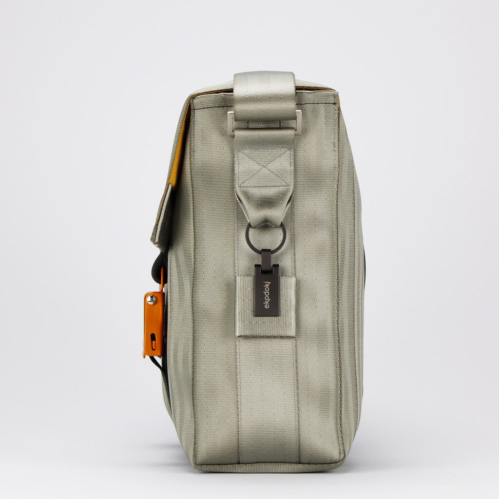 sand seatbelt messenger bag L right side with branded keyring eKodoKi RE-BELT