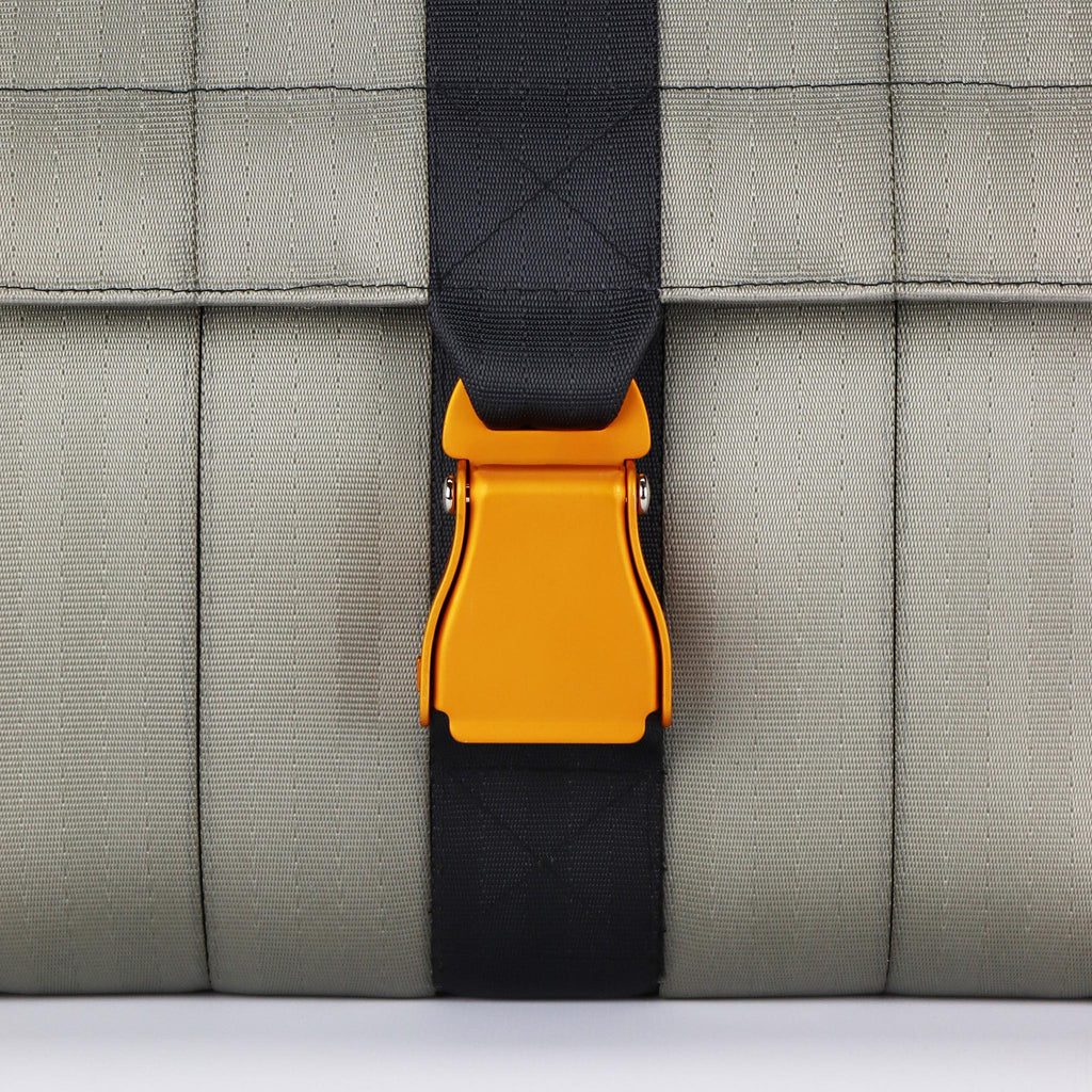 sand seatbelt messenger bag M orange buckle close up in eKodoKi RE-BELT